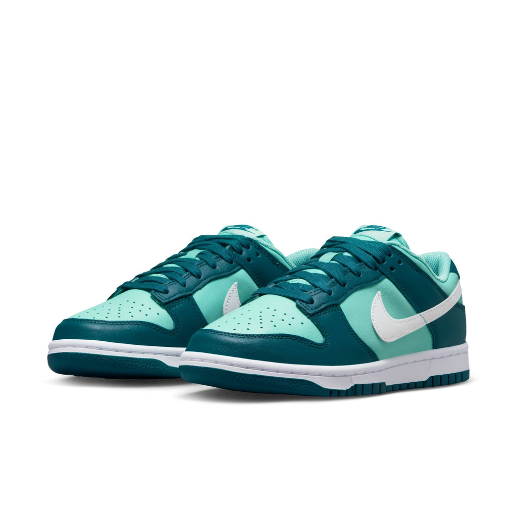 Dunk Low W - INVINCIBLE