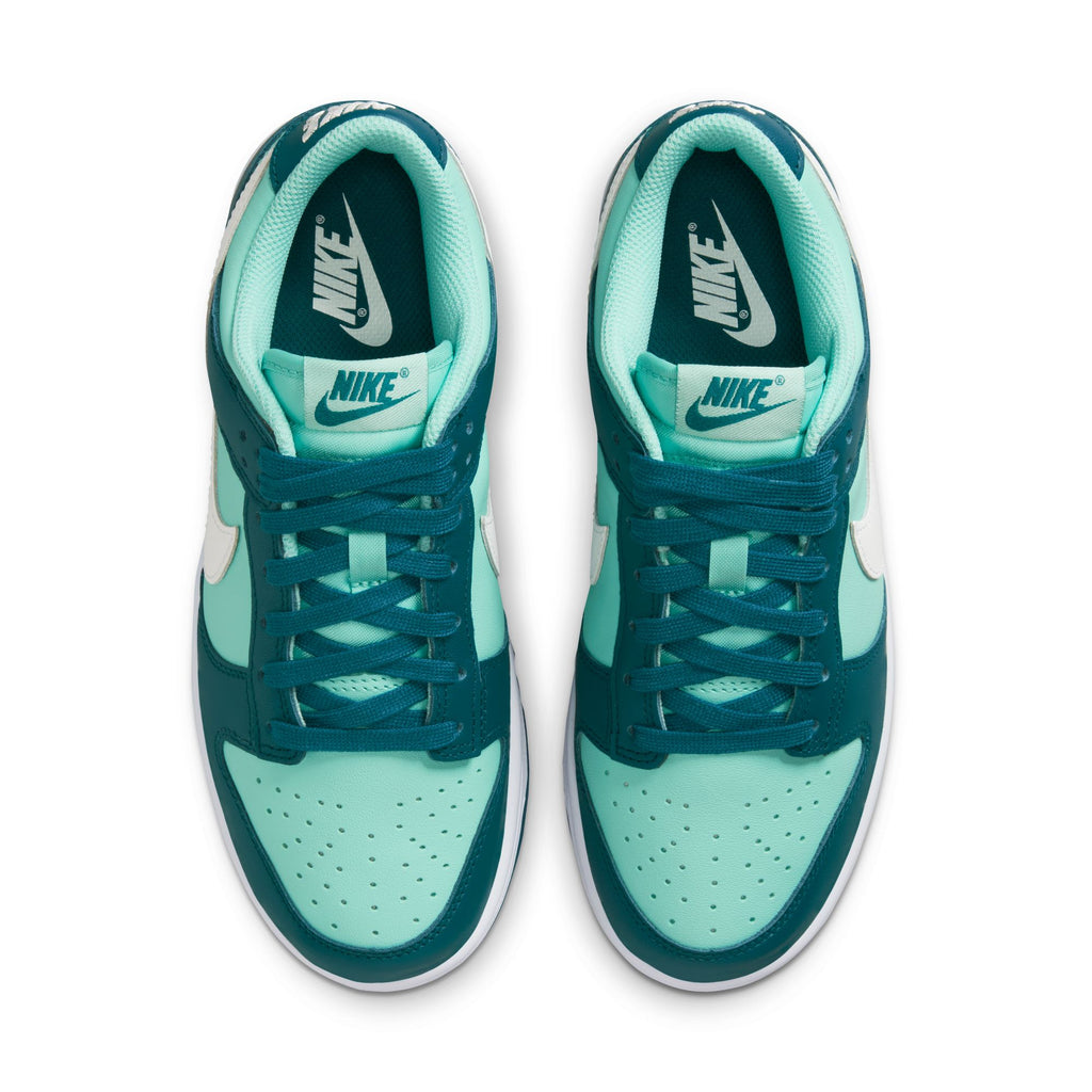 Dunk Low W - INVINCIBLE