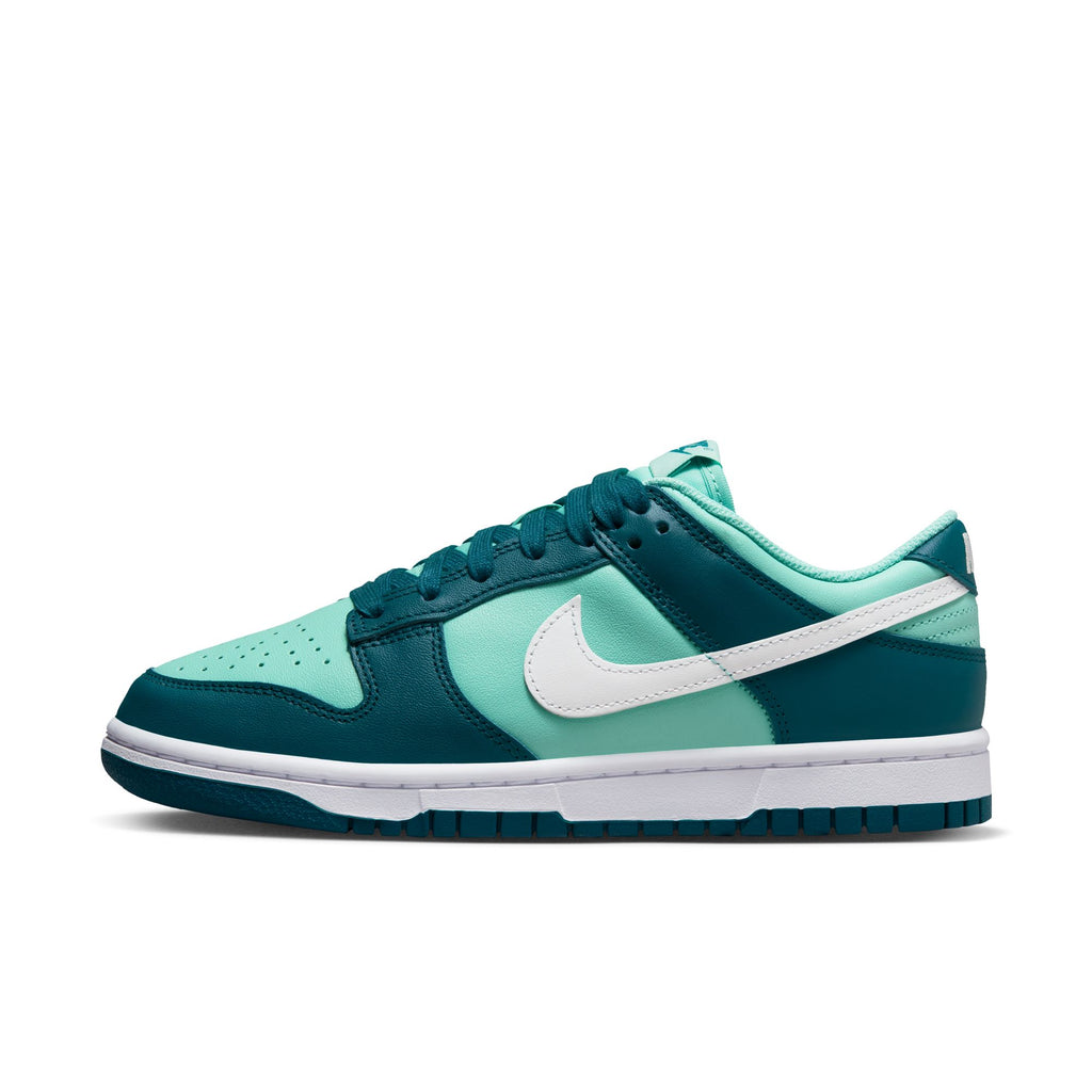 Dunk Low W - INVINCIBLE