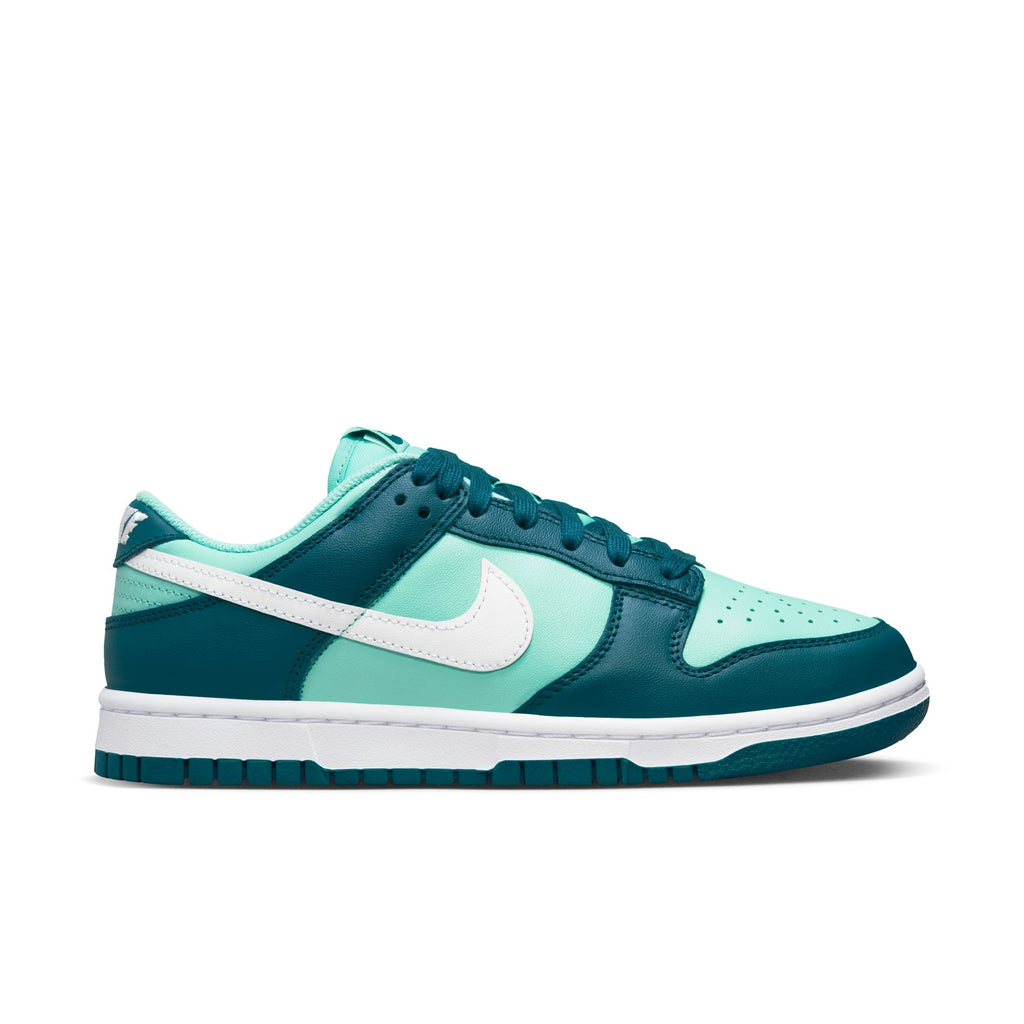 Dunk Low W - INVINCIBLE