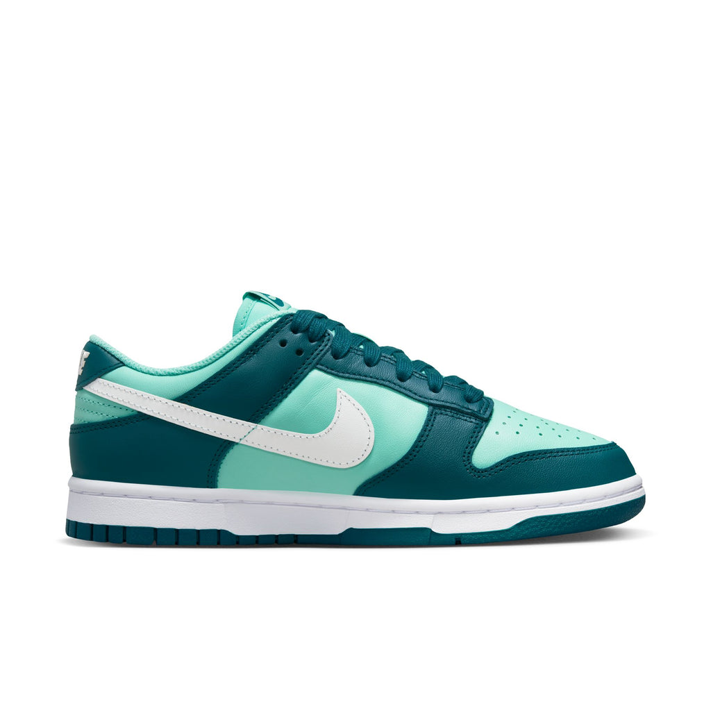 Dunk Low W - INVINCIBLE