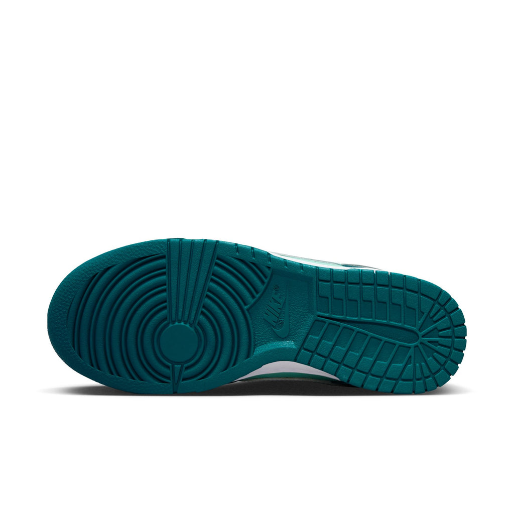 Dunk Low W - INVINCIBLE