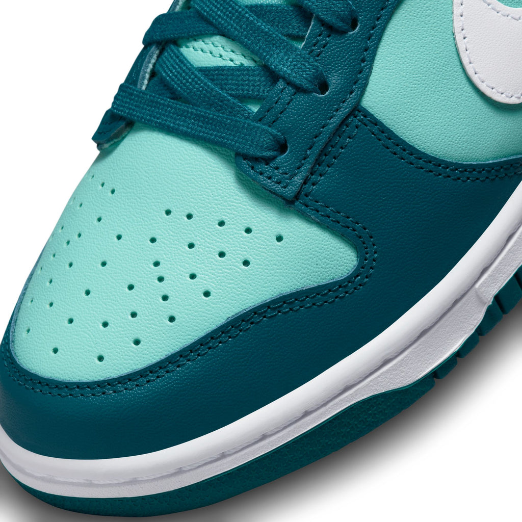 Dunk Low W - INVINCIBLE