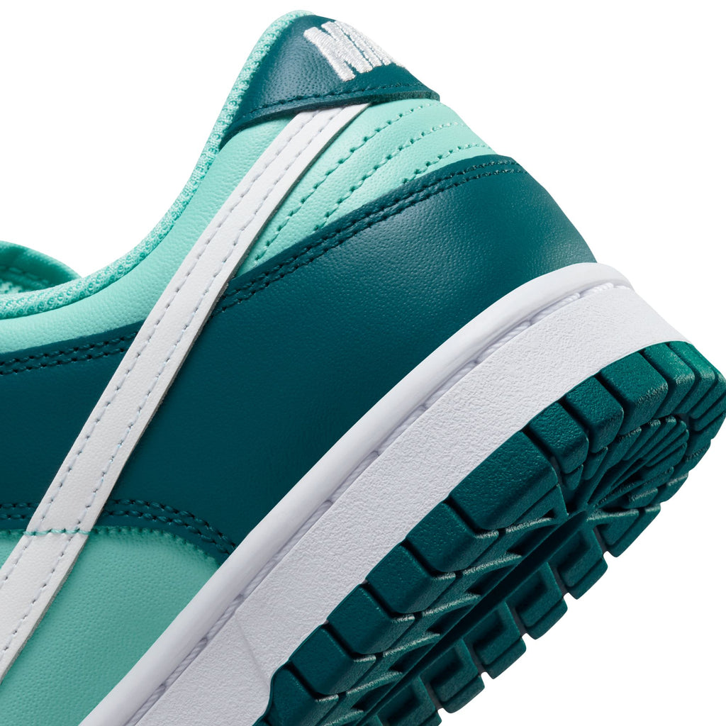 Dunk Low W - INVINCIBLE