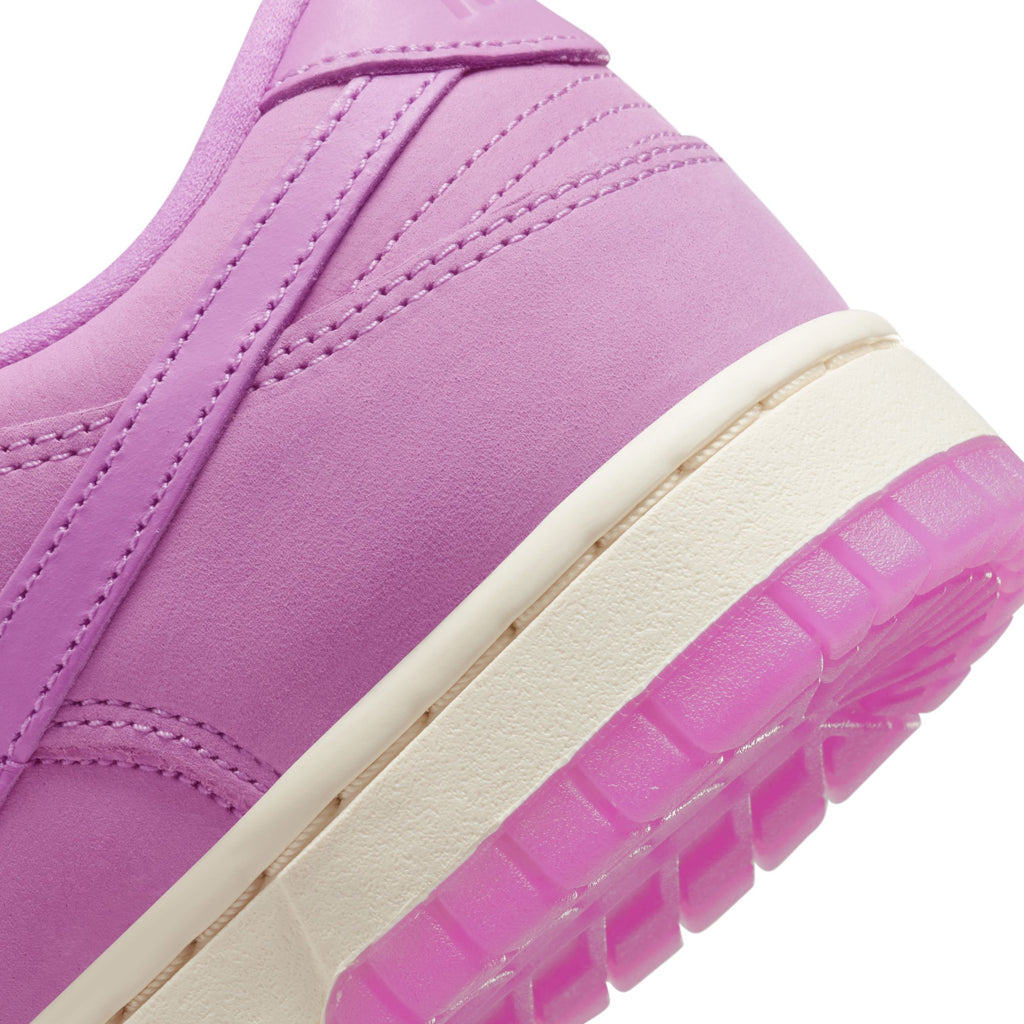 Dunk Low W - INVINCIBLE