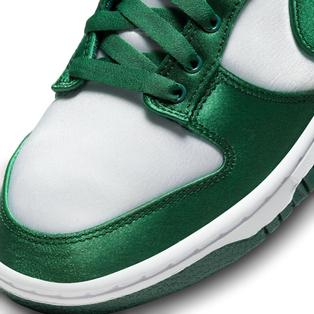 Dunk Low W - INVINCIBLE