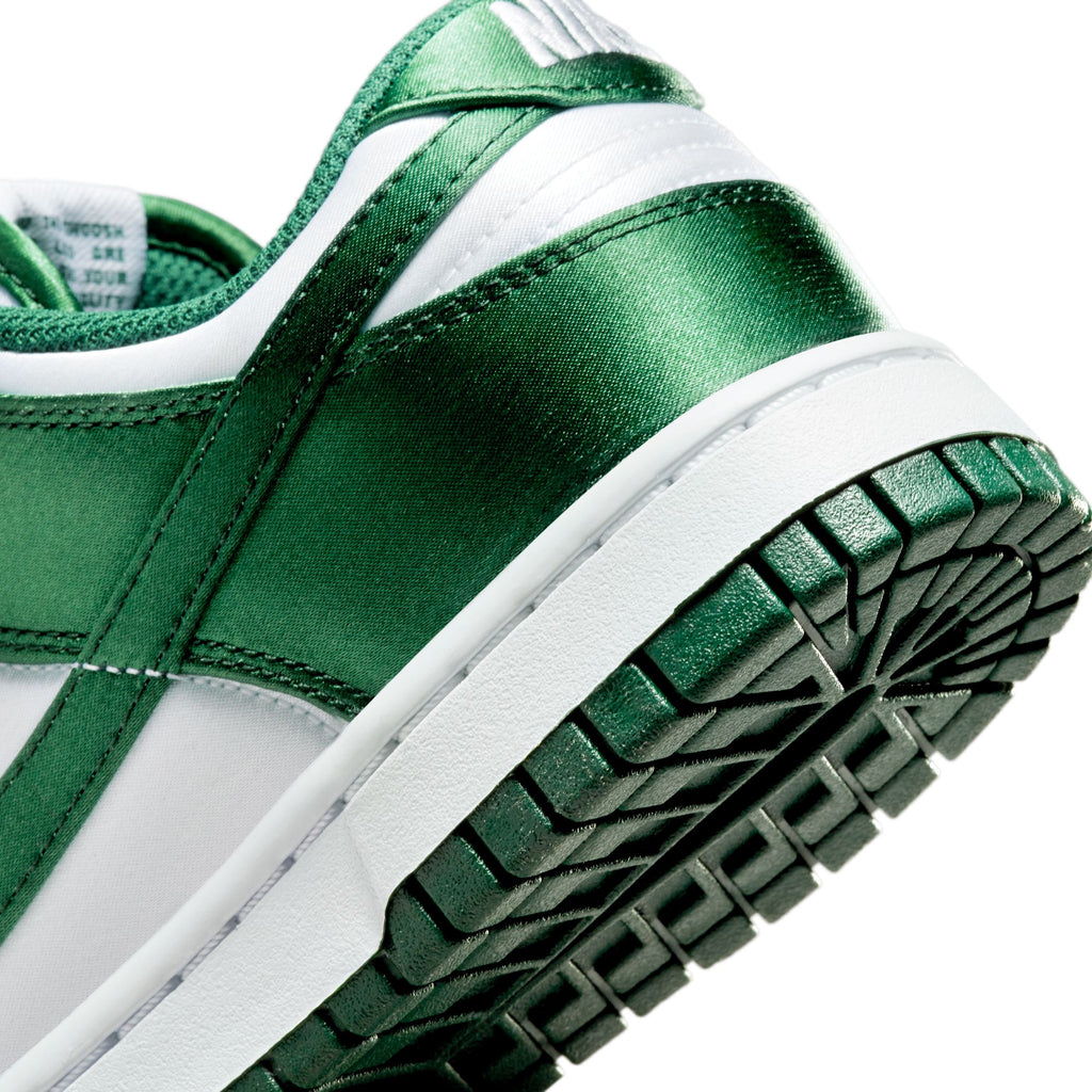 Dunk Low W - INVINCIBLE