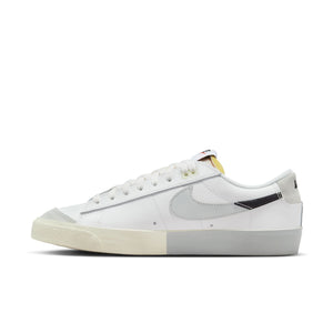
                  
                    Blazer Low '77 - INVINCIBLE
                  
                