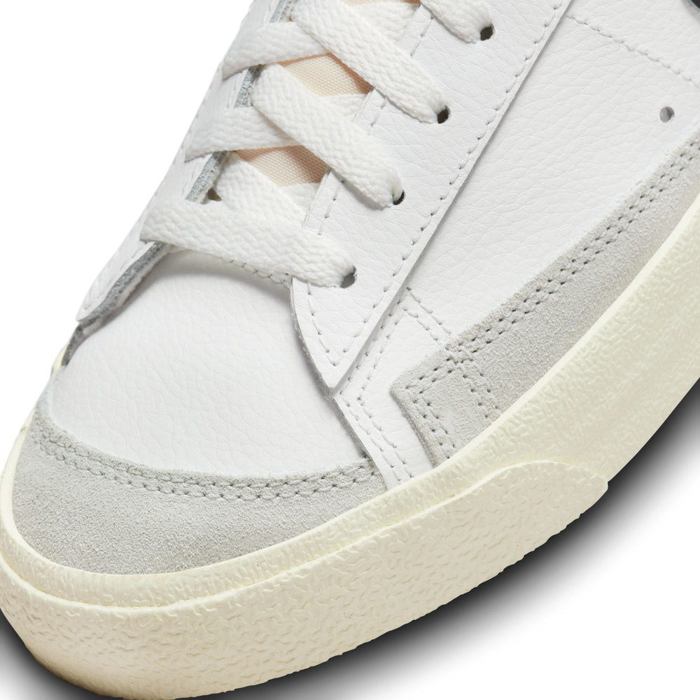 
                  
                    Blazer Low '77 - INVINCIBLE
                  
                
