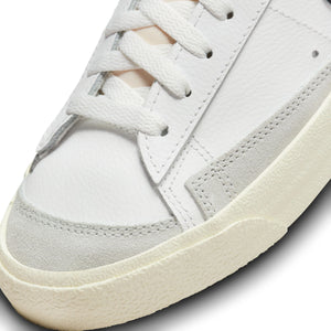 
                  
                    Blazer Low '77 - INVINCIBLE
                  
                