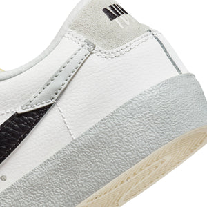 
                  
                    Blazer Low '77 - INVINCIBLE
                  
                