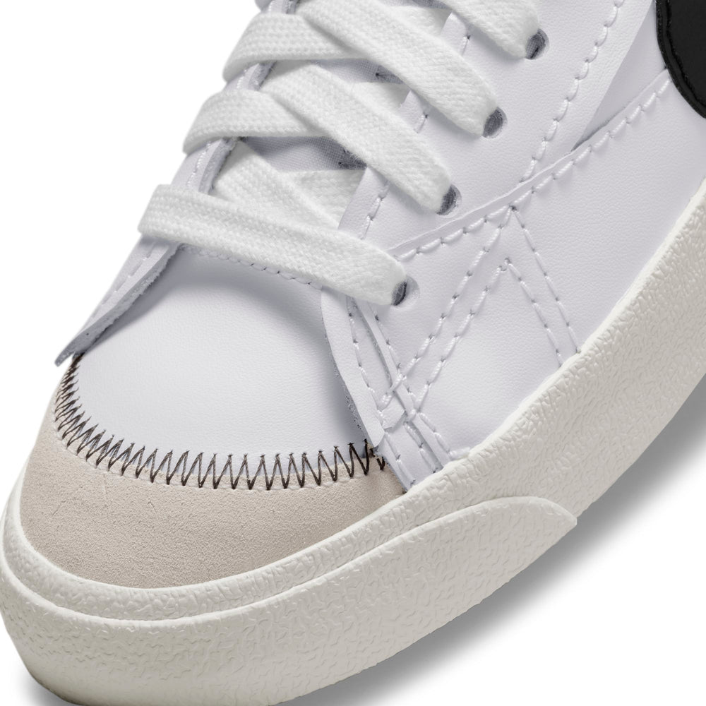 
                  
                    Blazer Low '77 Jumbo - INVINCIBLE
                  
                