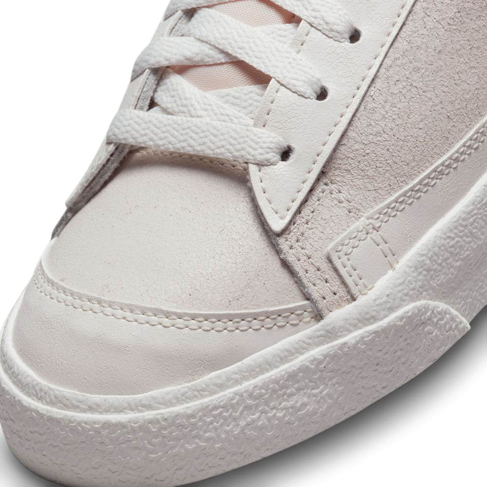 
                  
                    Blazer Low 77 PRM 'Shadow Halloween' - INVINCIBLE
                  
                