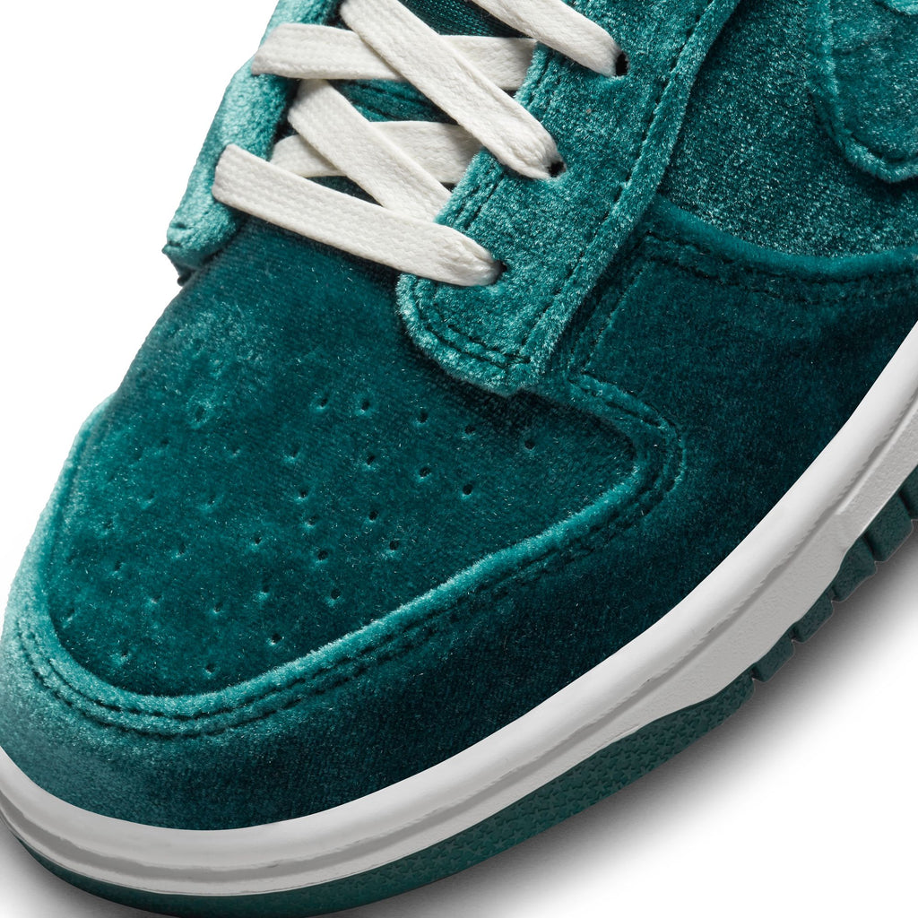 Dunk Low 'Velvet Teal' W - INVINCIBLE